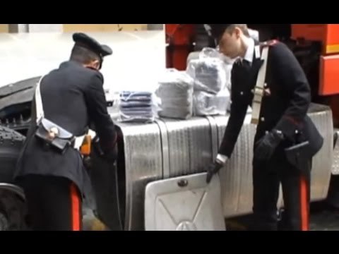 Napoli - Droga nascosta nel serbatoio del Tir, 39 arresti -1- (29.10.14)