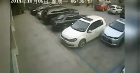 Il tape la voiture d'à côté au moins 15 fois en se garant