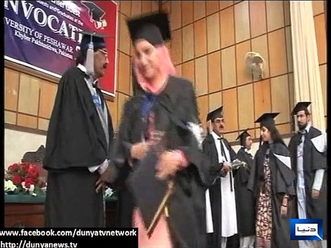 Dunya news-Student denies to receive degree from KP governor, chants 'Go Nawaz Go'