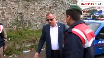 Otomobil Otobüs Durağına Çarptı 2 Yaralı