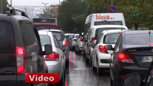 Sağanak Yağış Trafiği Felç Etti