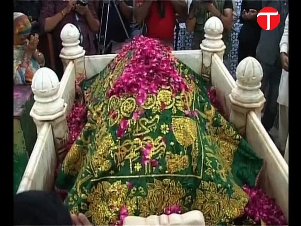 Agha Siraj Durrani visits Abdullah Shah Ghazi's mazar as Cyclone Nilofar approaches