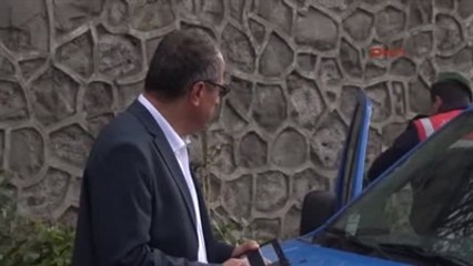 Zonguldak'ta Otomobil Otobüs Durağına Çarptı: 2 Yaralı