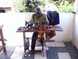 Je suis Adama Abdulaziz Keita, habitant Bamako. Je suis atteint de la poliomyélite depuis l'à¢ge de 6 ans. Mon métier : couturier.