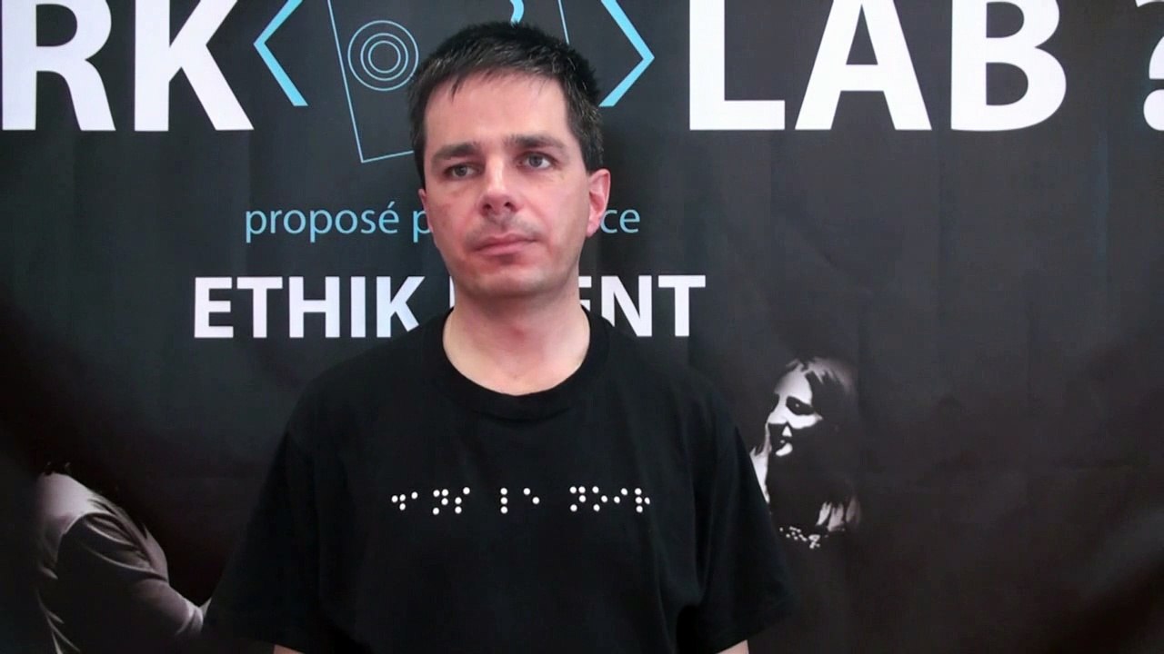 "Dans le noir" est un restaurant avec pour concept d'accueillir les personnes dans le noir complet afin de les sensibiliser sur le quotidien des personnes non voyantes