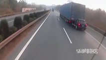 La Porshe Cayenne encastrée dans un camion