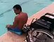 Je suis un paraplégique marocain qui nage dans sa piscine!
