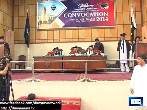 Dunya News - Student Denies To Receive Degree From KP Governor, Chants 'Go Nawaz Go'
