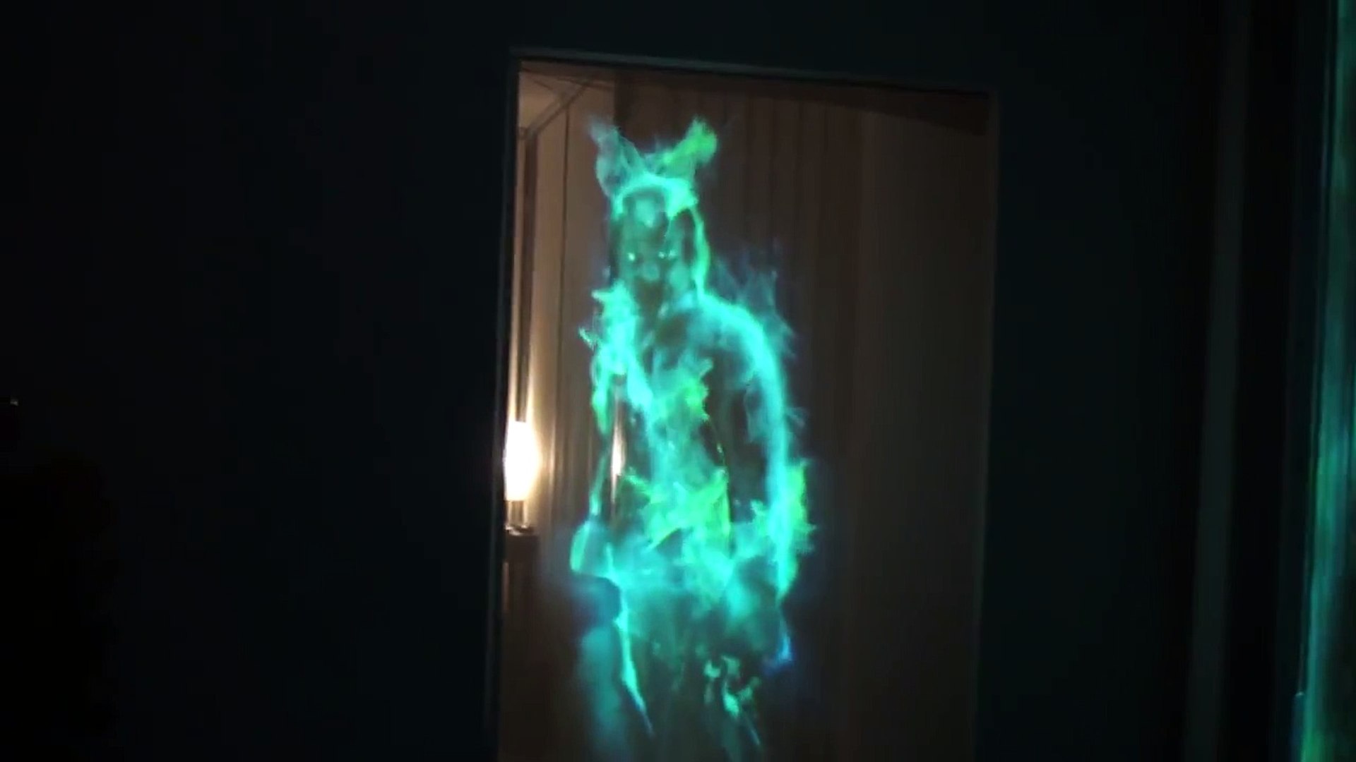 foule aspect smog projecteur holographique halloween LEurope se ruer Coût