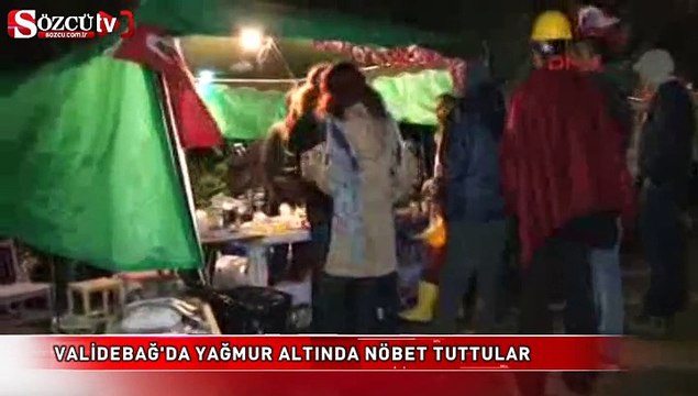 Validebağ'da yağmur altında nöbet tuttular