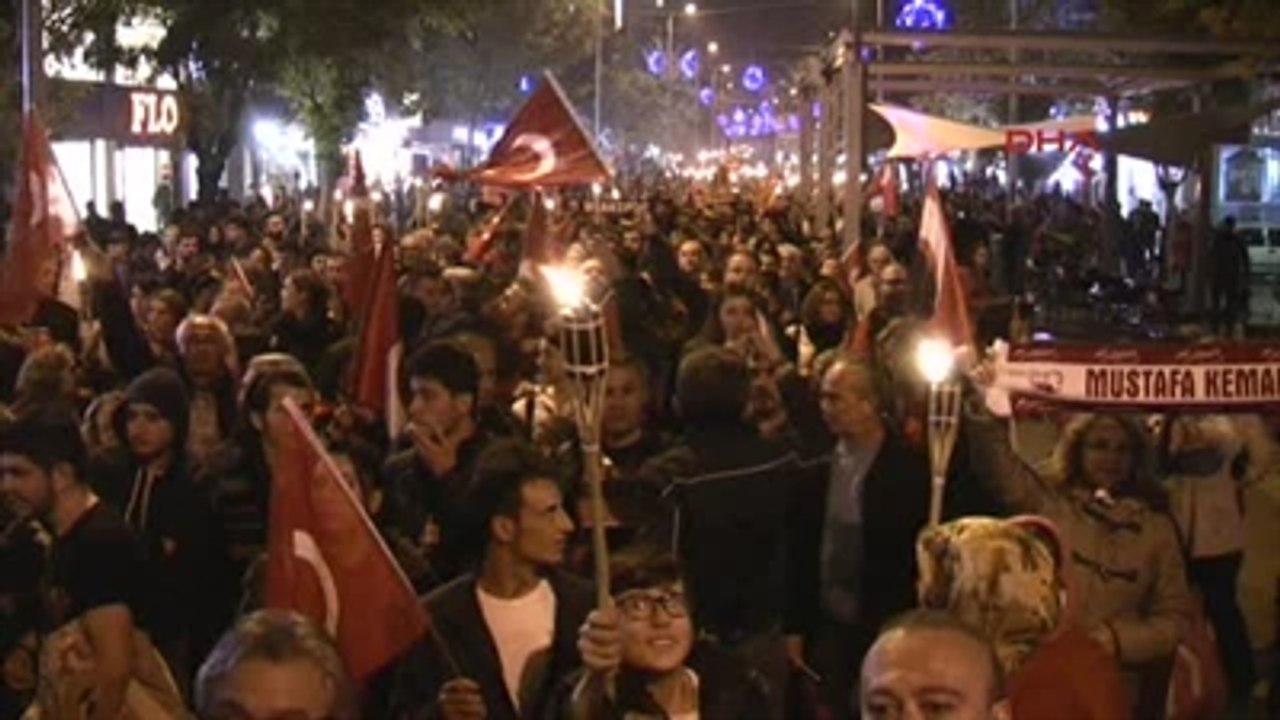 Uşak Cumhuriyet Bayramı Fener Alayı ile Kutlandı