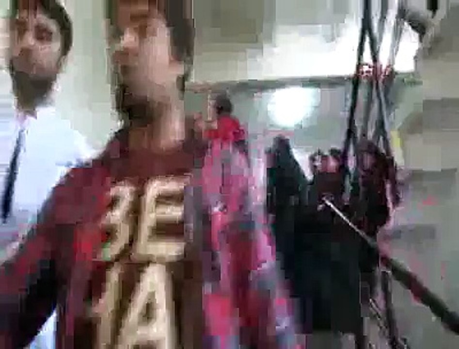 YEMEK ZAMMINI PROTESTO EDEN ÖĞRENCİLER İLE ÖZEL GÜVENLİKÇİLER ARASINDA ARBEDE