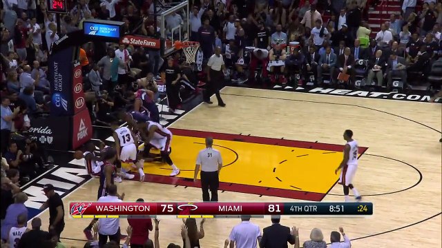 Dunk énorme de James Ennis Rises !