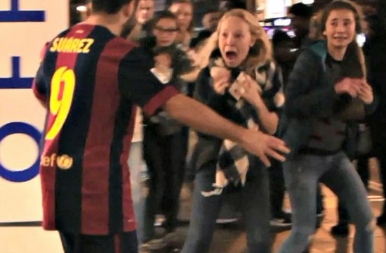 Luis Suarez en zombie terrorise les passants (Caméra cachée)