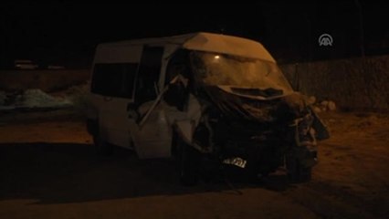 Mardin'de Kamyonetle Minibüs Çarpıştı: 1 Ölü, 7 Yaralı