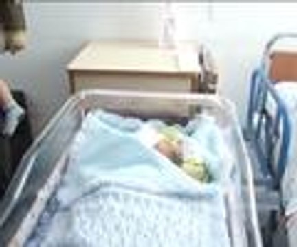 Bebeğiyle birlikte eşinden gelecek haberi bekliyor