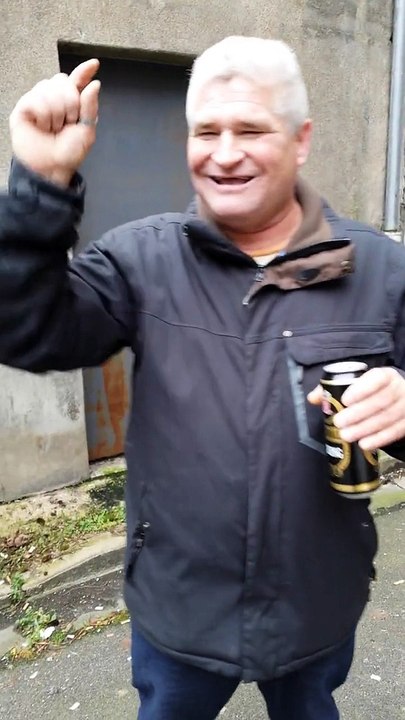 Bière à la main, il raconte sa jeunesse en mobylette 103