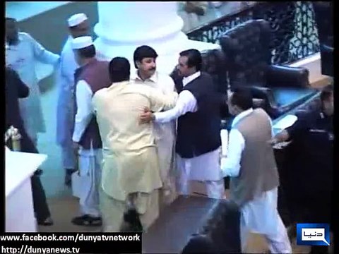 Dunya News - KP Assembly echoes with 'go Imran go' and 'go Nawaz go' chants