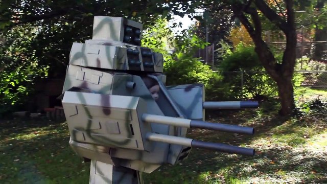 Un père fait un incroyable déguisement pour lui et son bébé MechDaddy 2014