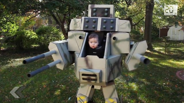 À 6 mois il se balade dans un robot géant