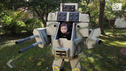 À 6 mois il se balade dans un robot géant