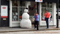 Caméra cachée : un bonhomme de neige terrorise les passants