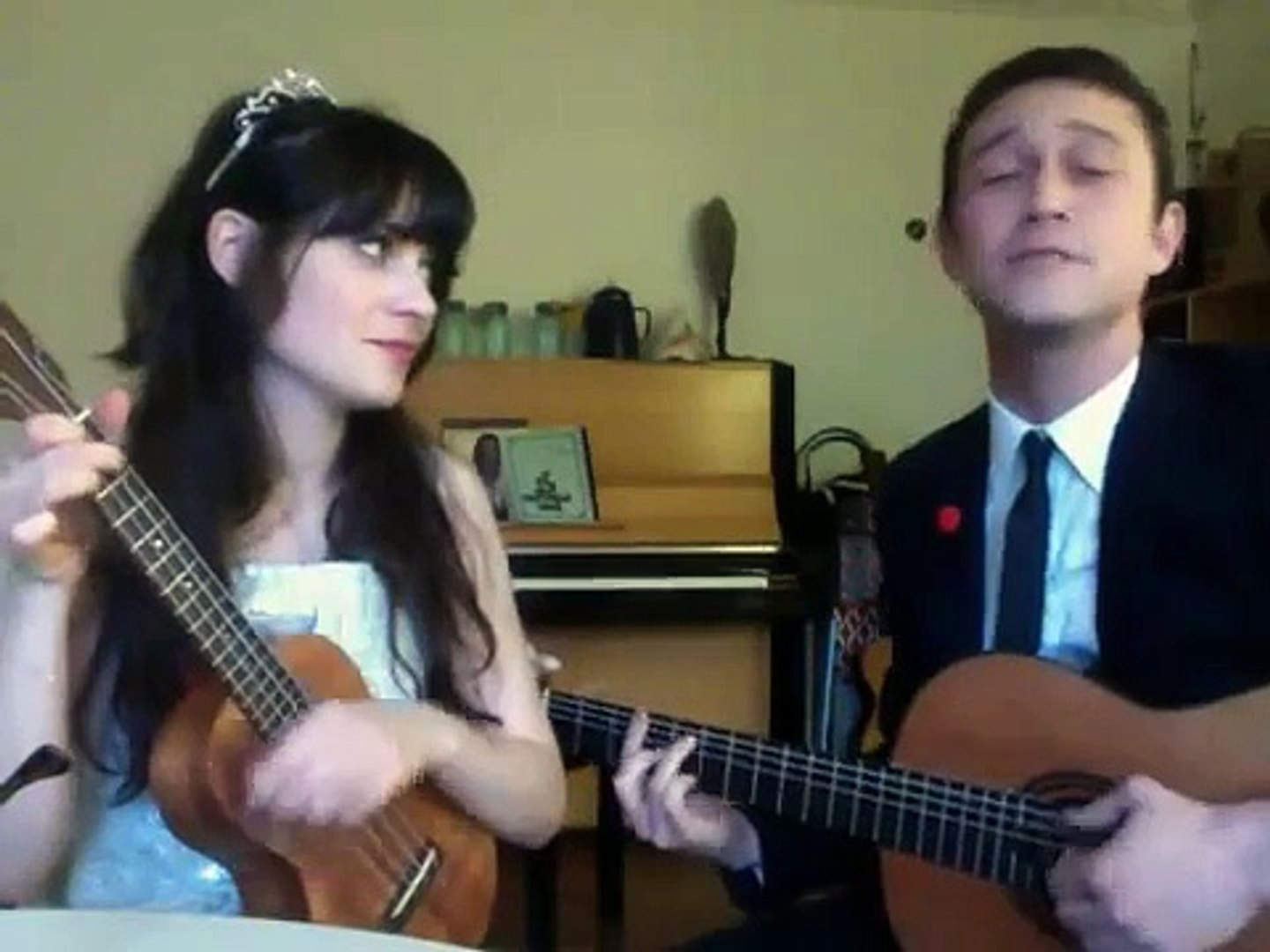 Zooey Deschanel Et Joseph Gordon Levitt Chantent What Are You Doing New Year S Eve Video Dailymotion