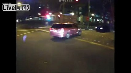 Un enfant traverse une grand route de nuit à Singapour