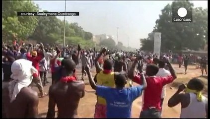 Télécharger la video: Präsident von Burkina Faso ruft den Notstand aus