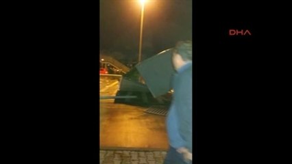 İstanbul'da Kamyon Üst Geçidi Yıktı