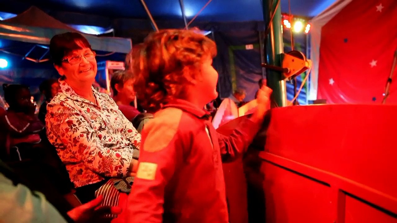 Cirque Zavatta .  Cirque Zavatta : inquiet pour son métier le clown Chocolat rappel le vrai rôle d'un clown