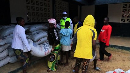 Lutte contre Ebola: distribution de nourriture au Liberia