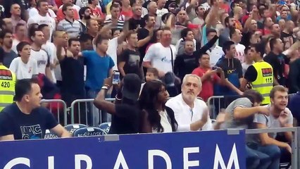 Quand la sœur de Charles Jenkins découvre l'ambiance du Pionir