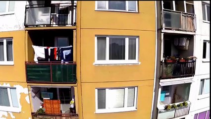 Un drone surprend une fille en topless