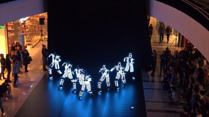 Une performance incroyable des danseurs slovaques en LED - The Pastels - Tron