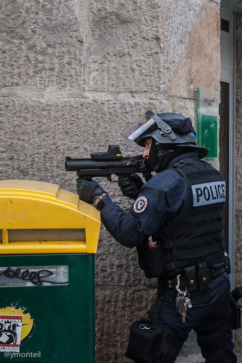 Flashball, rue de Strasbourg. Manif contre les répressions policières et en hommage à Rémi Fraisse