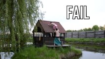 En Russie : Aider son pote à monter sur le toit d'une cabane