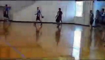 Un joueur de Dodgeball se met KO en voulant esquiver une balle