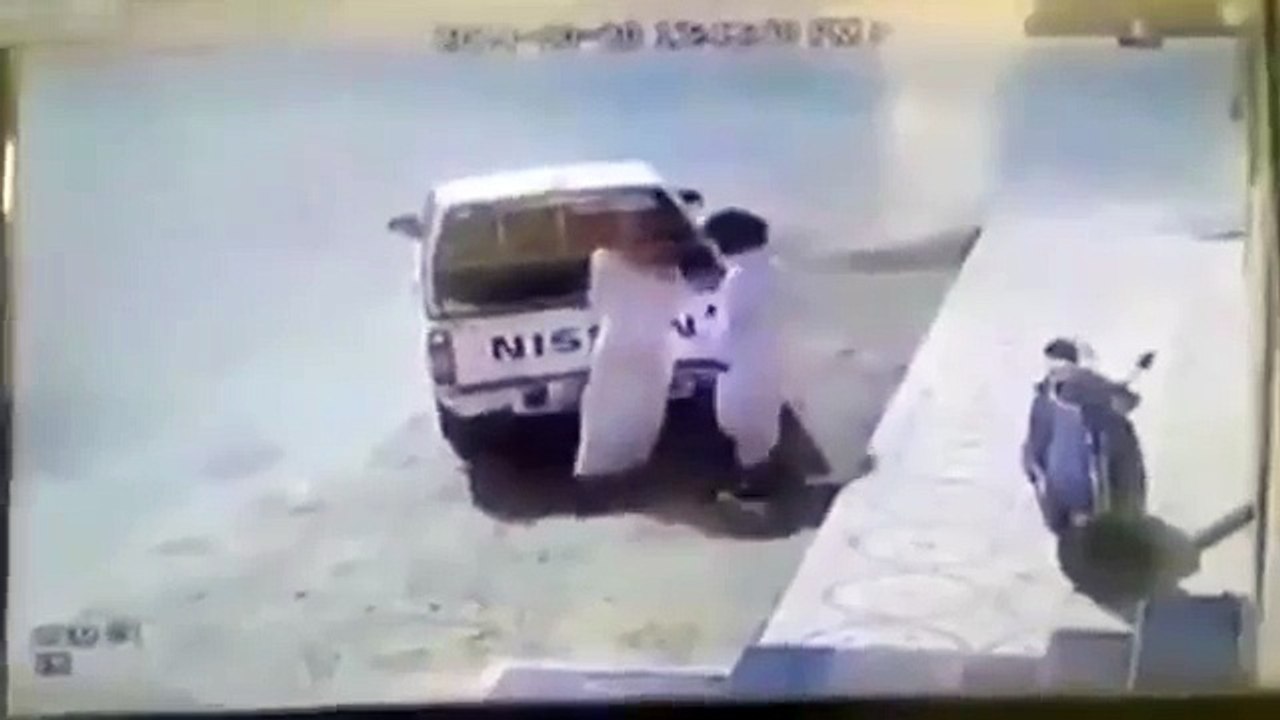 Il essayent de voler un scooter