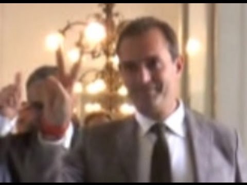 Napoli - Il Tar accoglie il ricorso, De Magistris torna a fare il sindaco -1- (30.10.14)