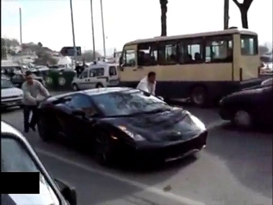 İstanbul'da gazı biten Lamborghini'yi ittirmek