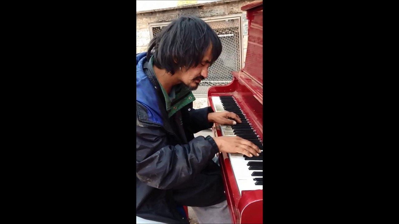 Un SDF interprète une musique qu'il a lui-même composé, un vrai maestro !