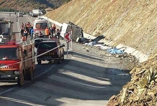 Elma İşçilerini Taşıyan Midibüs Kaza Yaptı: 15 Ölü, 26 Yaralı