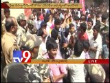 SFI students demand fee reimbursement, lathicharged in Nellore - Tv9