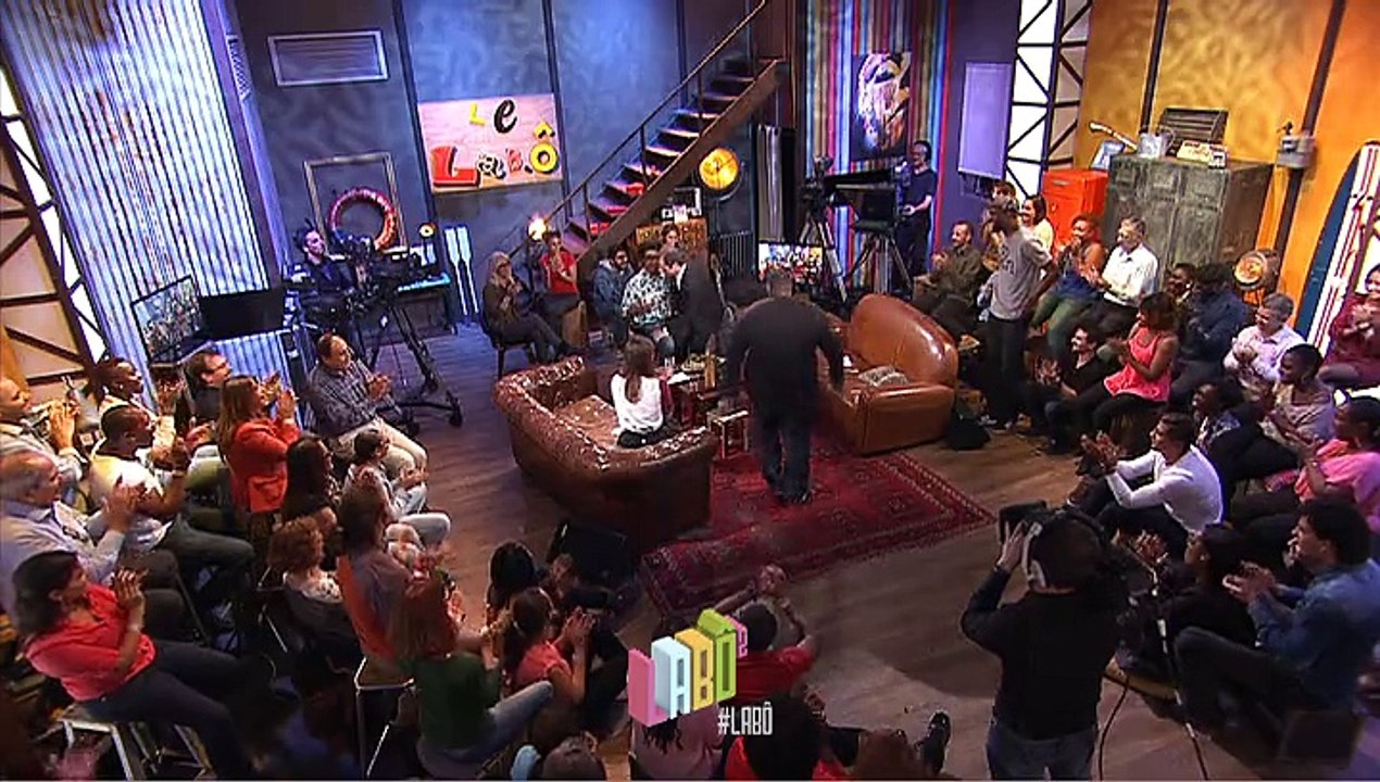 Issa embrasse Tanguy Pastureau - 02/11/14 - Le Lab.Ô #LaboTV