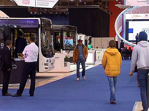 Футуристический трамвай показали в Москве