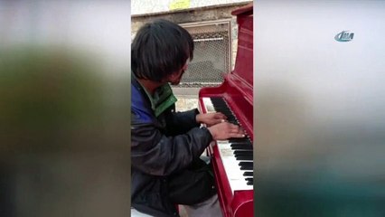 Evsiz adamdan unutulmaz resital