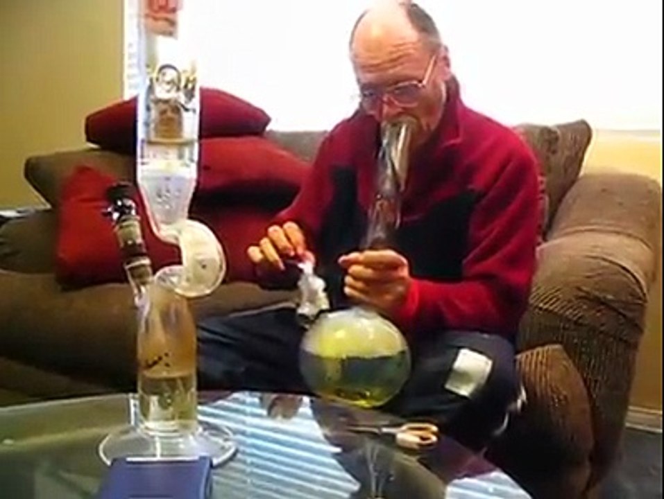 Ce grand-père fume un bang et avale toute la fumée comme un pro !