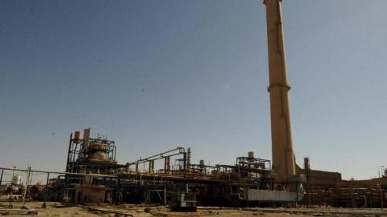 Iraqi army inches towards besieged oil plant