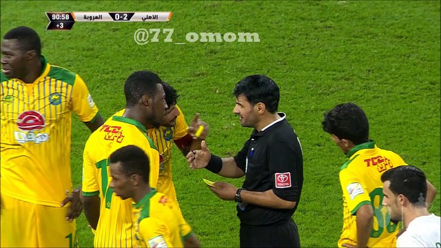 الحكم عبدالرحمن العمري يدفع لاعب العروبه مساعد ندى